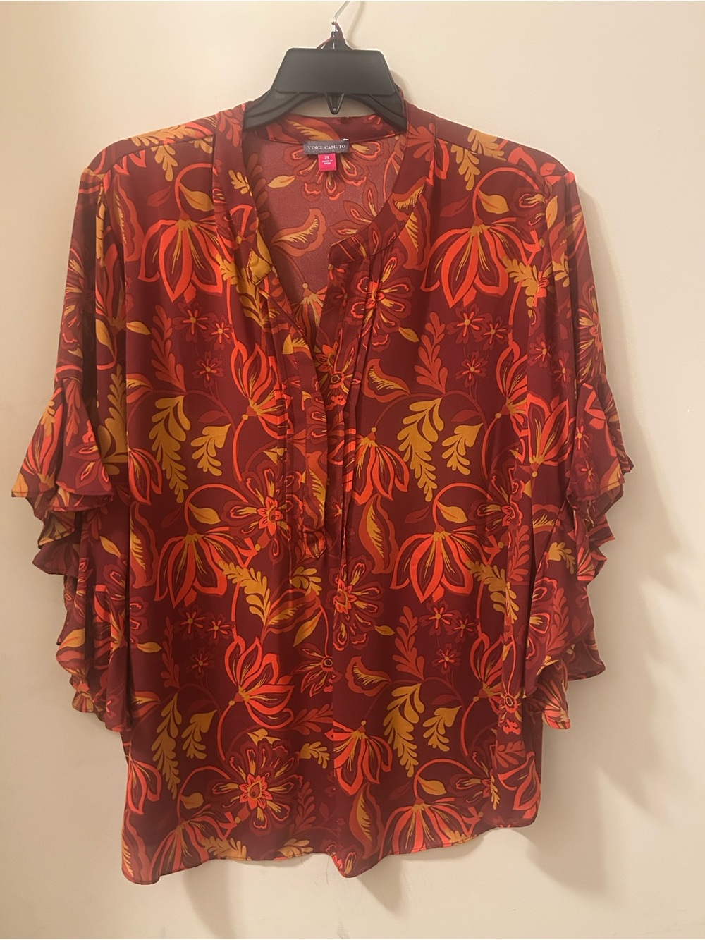 VINCE CAMUTO Red Floral V-Neck Flutter Sleeve Top. Size 2x